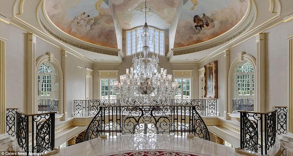 بالصور: عرض قصر فخم على شكل جيتار للبيع في أمريكا بالصور: عرض قصر فخم على شكل جيتار للبيع في أمريكا