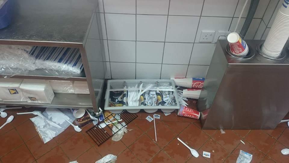 بالفيديو والصور.. وجبة مجانية بمناسبة اليوم الوطني تتسبب بفوضى عارمة في سلسلة مطاعم شهيرة بالفيديو والصور.. وجبة مجانية بمناسبة اليوم الوطني تتسبب بفوضى عارمة في سلسلة مطاعم شهيرة