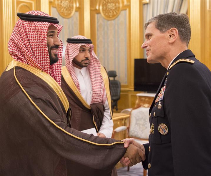 نائب خادم الحرمين الشريفين يلتقي قائد القيادة المركزية بالجيش الأمريكي