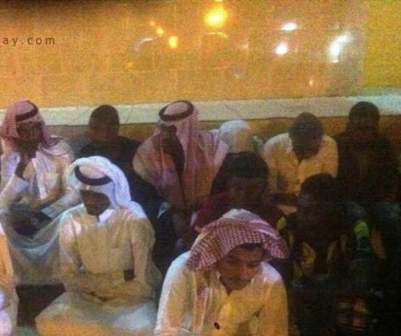 عمال متنكرين بزي سعودي