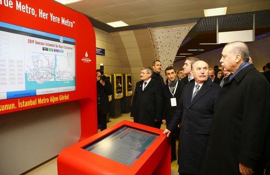 ليست المرة الأولى.. شاهد أردوغان يقود مترو الأنفاق في إسطنبول