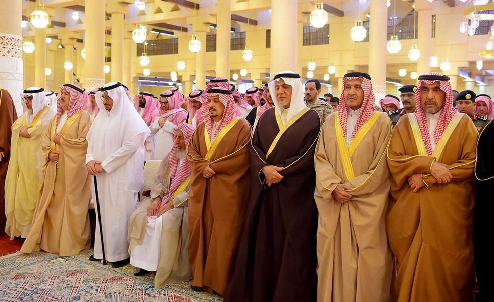 أمير الرياض يُؤدي صلاة الميت على الأمير عبدالعزيز بن عبدالله بن فيصل بن فرحان 