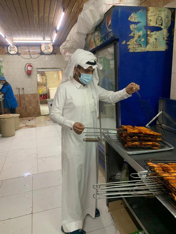 بلدية بارق تكثف جولاتها الرقابية وتغلق ثمانية محال تجارية مخالفة