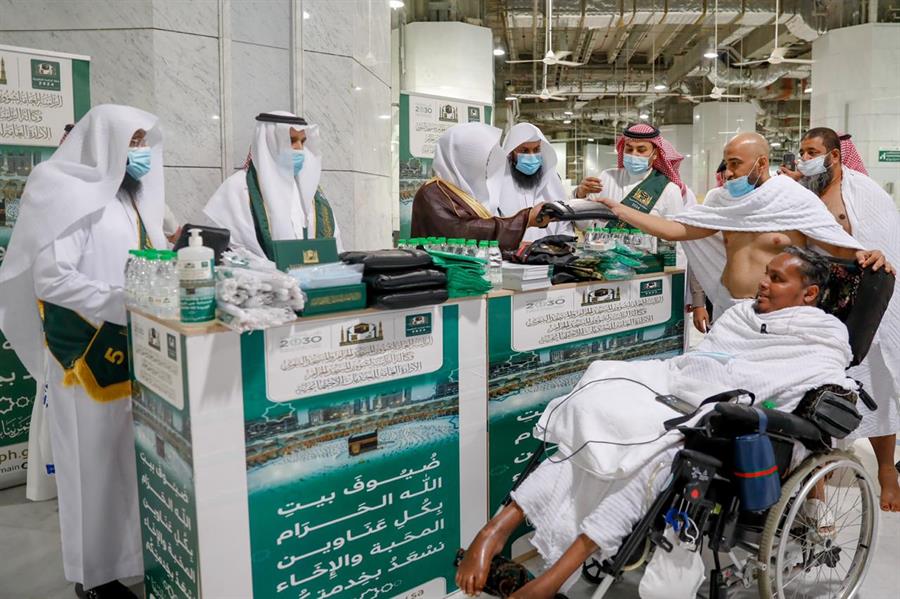 الشيخ ياسر الدوسري يشارك في توزيع أدوات التعقيم على المعتمرين 