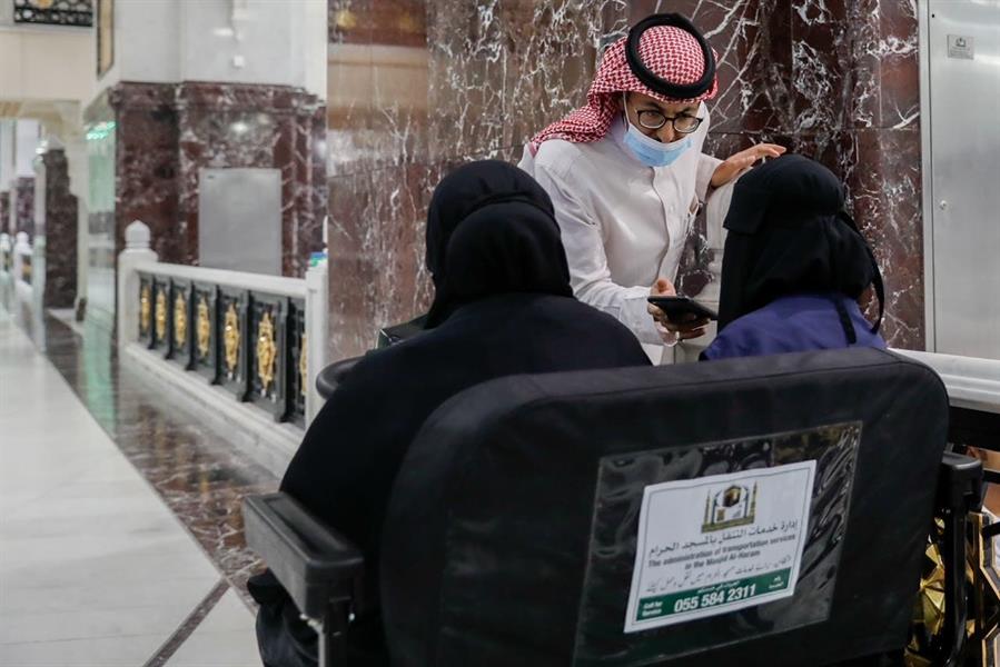 مواطنات يروين قصة عملهن كمطوفات بالمسجد الحرام وطبيعة دورهن بخدمة المعتمرات 