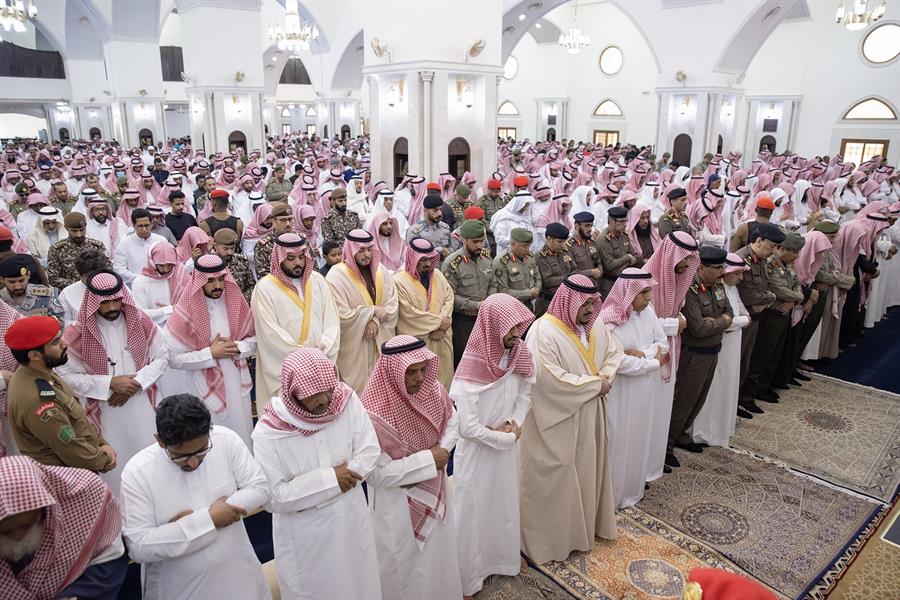 نائب أمير الرياض يؤدي صلاة الميت على اللواء محمد السعد 