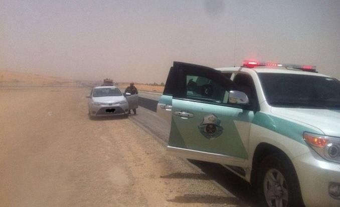 عقيد بالمرور يبادر بقيادة سيارة ثمانيني ضعيف البصر لمسافة 150 كلم لحمايته من خطر الطريق