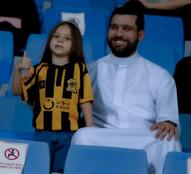 طفلة اتحادية تؤازر الأهلي من مدرجات مباراته أمام الشباب