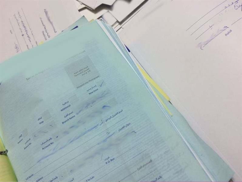 بالصور.. مواطن يعثر على أوراق ومستندات رسمية ملقاة داخل حاوية نفايات