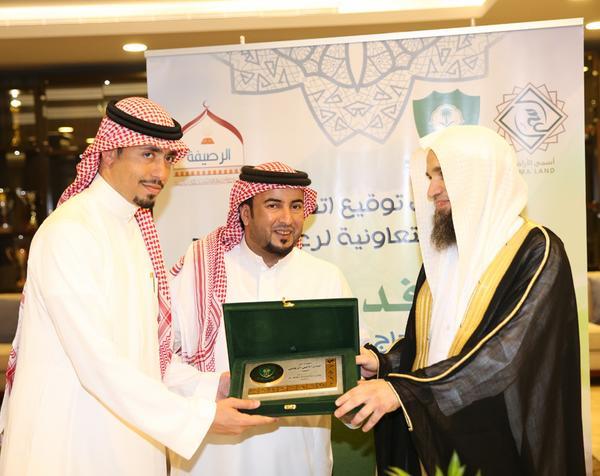 الأهلي يوقع اتفاقيات شراكة مجتمعية مع عدد من الجمعيات الخيرية