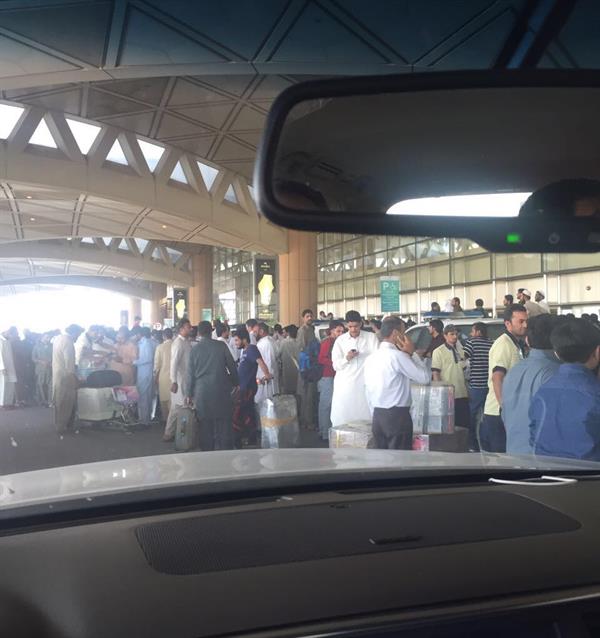  تجدد ازدحام المسافرين بمطار الملك خالد بالرياض.. ومنع المسافرين من دخوله