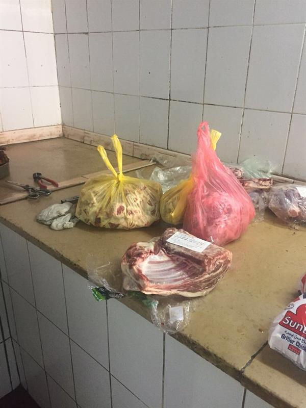 بلدية الخفجي: مداهمة معمل للحلويات والمعجنات تديره عماله داخل سكنها