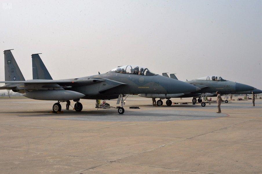 شاهد.. المقاتلات السعودية تصل إلى قاعدة 