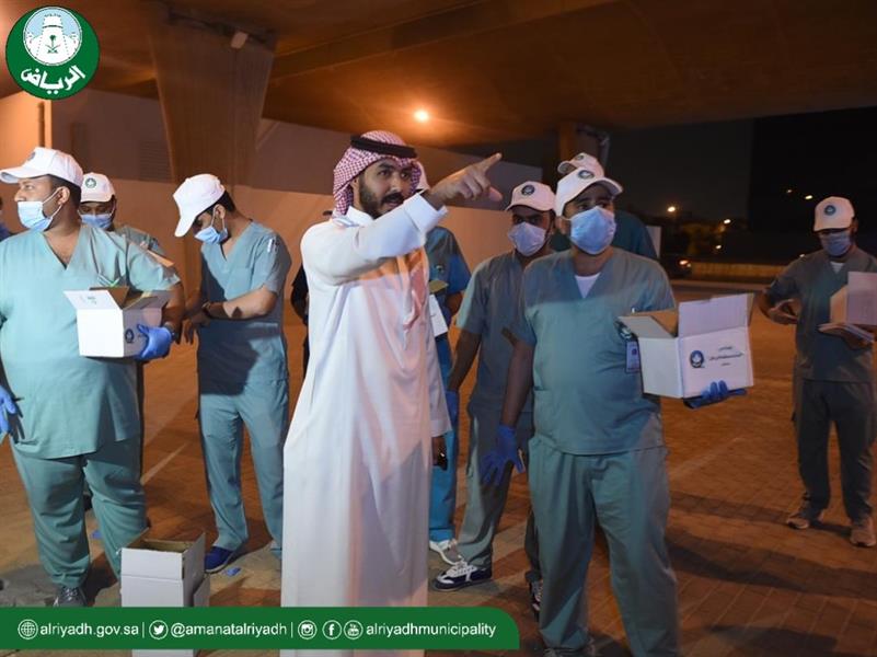 جهود مواجهة كورونا في الرياض.. أسواق تُطهّر وإغلاقات تُتابع ومعقمات توزّع مجاناً جهود مواجهة كورونا في الرياض.. أسواق تُطهّر وإغلاقات تُتابع ومعقمات توزّع مجاناً