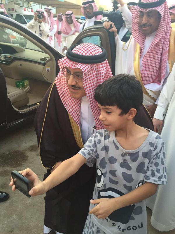 بالصورة.. أمير الحدود الشمالية ينحني تلبيةً لرغبة طفل بالتقاط سيلفي معه