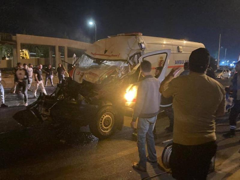 اصـطدام سيارة إسعاف في جسر مشاة سقط جراء حـادث في عمان