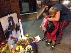 بالصور.. أمريكيون يشاركون في عزاء 