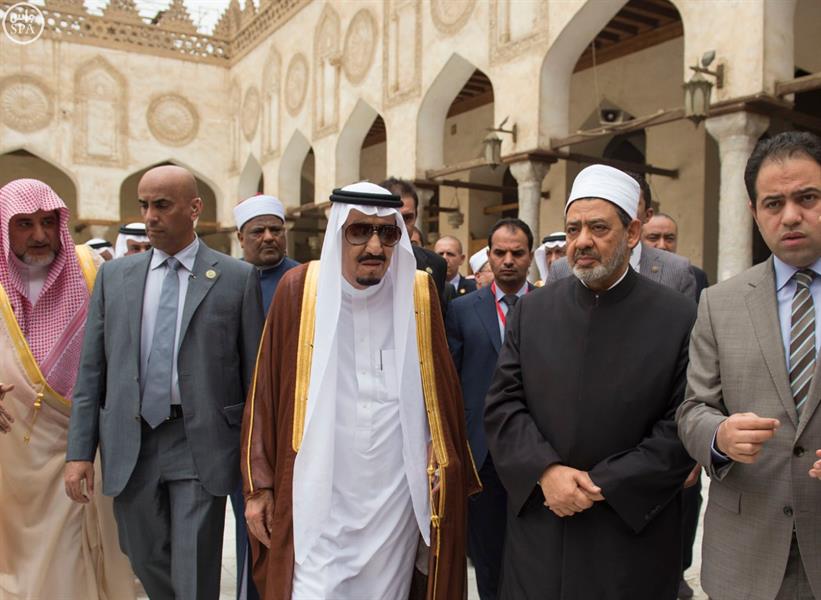 خادم الحرمين يزور الجامع الأزهر.. والدكتور الطيب في استقباله