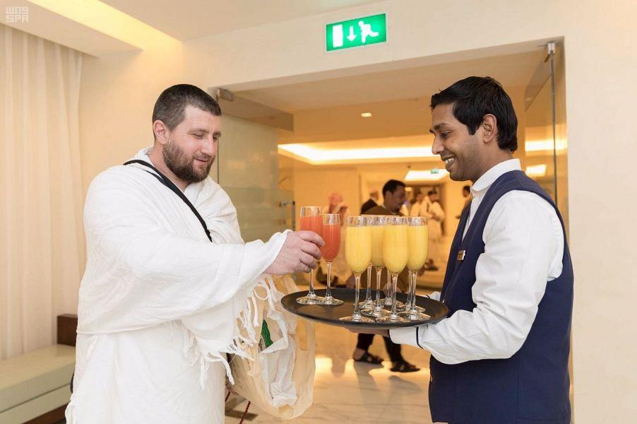 ضيوف برنامج خادم الحرمين الشريفين يصلون مكة المكرمة ويؤدون مناسك العمرة