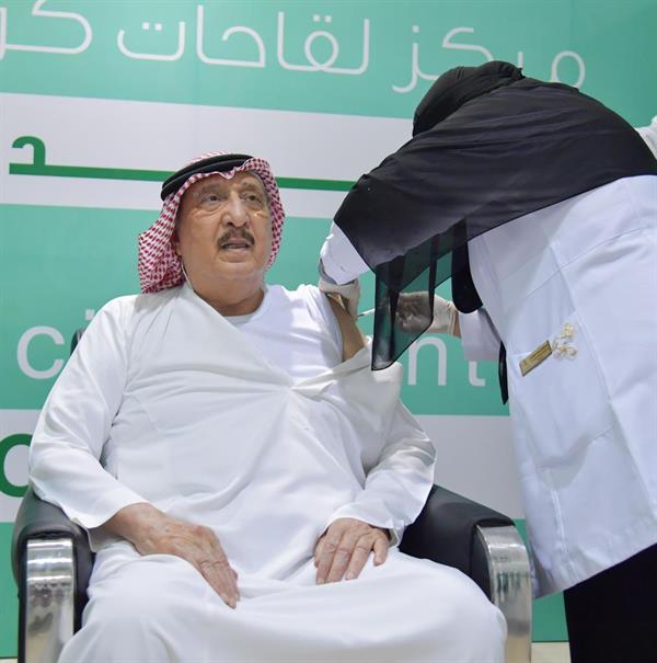 أمير جازان ونائبه يلتقيان الجرعة الأولى من اللقاح ضد فيروس كورونا (فيديو وصور) 