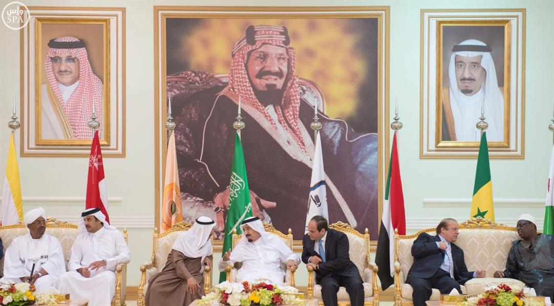 خادم الحرمين يقيم مأدبة غداء في مدينة الملك خالد العسكرية