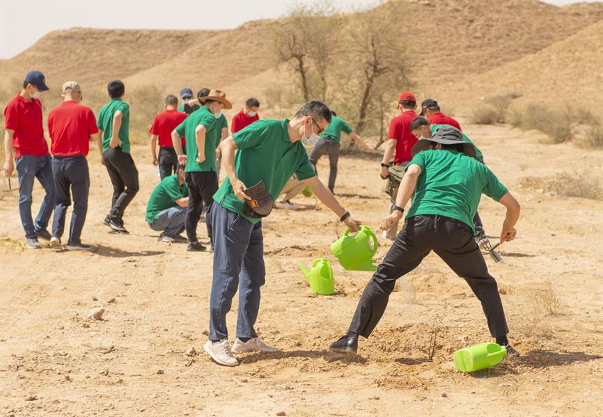 السفير الصيني يدعم مبادرة "السعودية الخضراء" بالمشاركة في حملة التشجير بحريملاء 