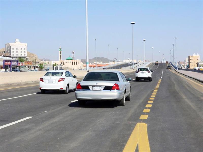 يسهم في تحرير الحركة المرورية.. أمين مكة يدشِّن جسر 