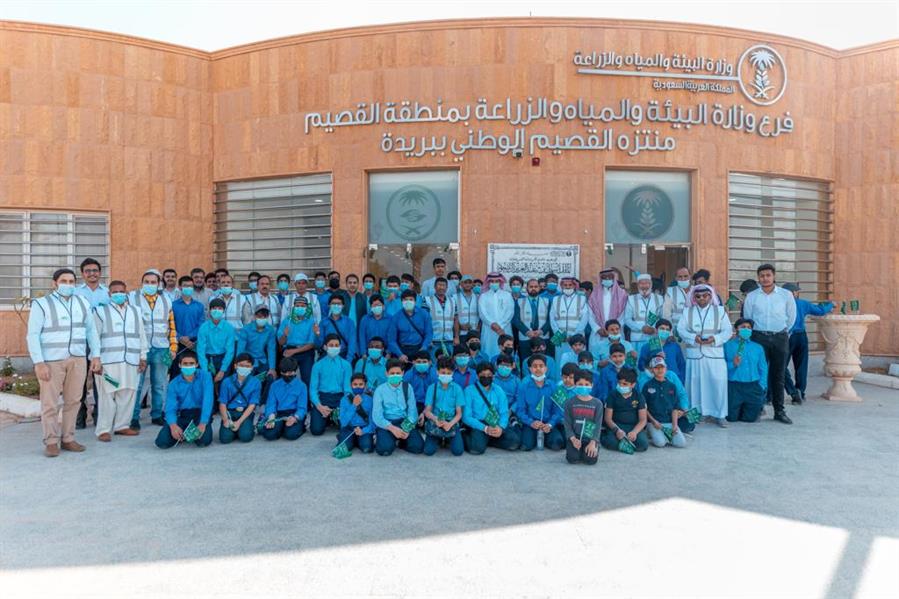 باكستانيون يشاركون في زراعة ألفي شجرة بمتنزه القصيم