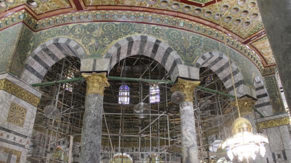 جانب من أعمال تجديد الزخرفة والرخام داخل قبة الصخرة