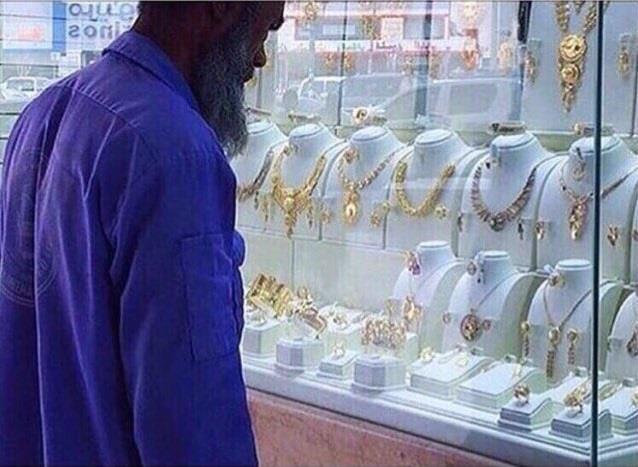 بالصور.. نظرة عفوية من عامل نظافة لأطقم ذهبية تلقى تعاطفاً كبيراً.. ومغردون ينهالون عليه بالهدايا