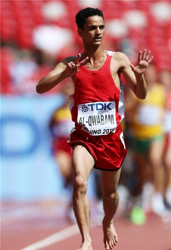 بالصور .. عداء يمني يركض حافي القدمين في بطولة العالم لألعاب القوى