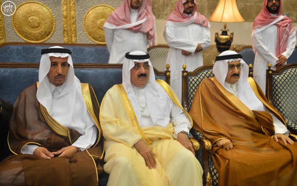 خالد الفيصل يستقبل بمنزله الأمير مقرن والمعزّين من أمراء ومسؤولين ومواطنين ووفود دول
