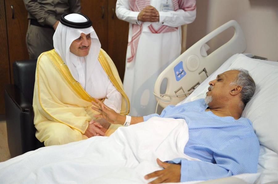 أمير الشرقية خلال زيارته لعمدة تاروت 