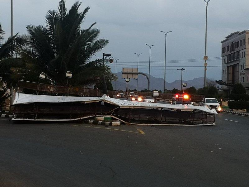 سقوط لوحة إعلانية كبيرة جراء رياح شديدة في محايل عسير