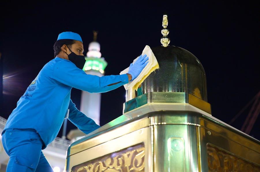 تطهير وتلميع الإطار الخارجي لمقام إبراهيم عليه السلام