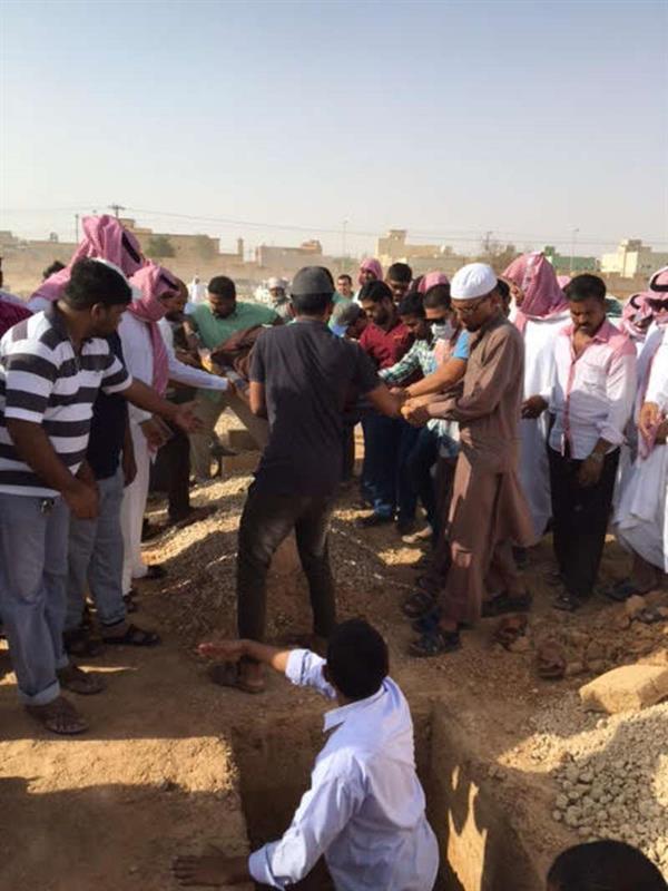 بالصور.. جموع غفيرة تشيع جثمان عامل الوجبات الهندي المقتول بالأفلاج