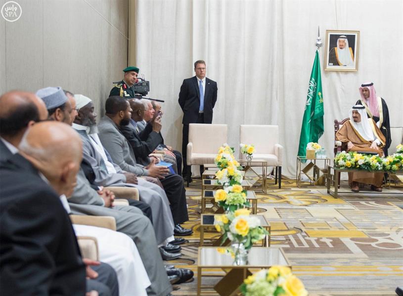 بالصور.. خادم الحرمين يستقبل سفراء الدول العربية وشخصيات اسلامية في واشنطن