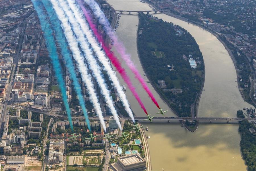 الصقور السعودية تبهر المجريين بعرض جوي رائع في سماء بودابست