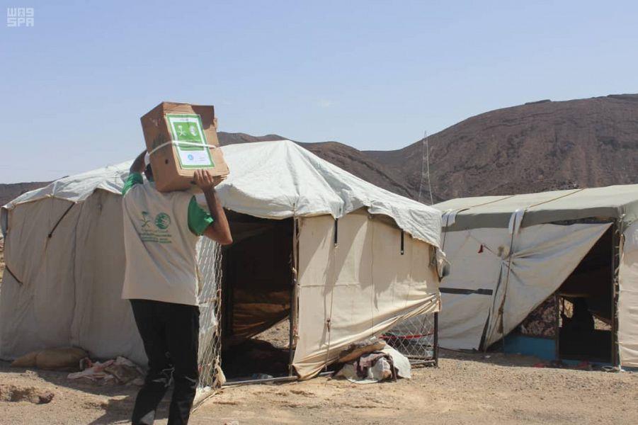 مركز الملك سلمان للإغاثة يوزع 9000 كرتون من اللحوم للنازحين في مديريتي مأرب والوادي بمحافظة مأرب مركز الملك سلمان للإغاثة يوزع 9000 كرتون من اللحوم للنازحين في مديريتي مأرب والوادي بمحافظة مأرب