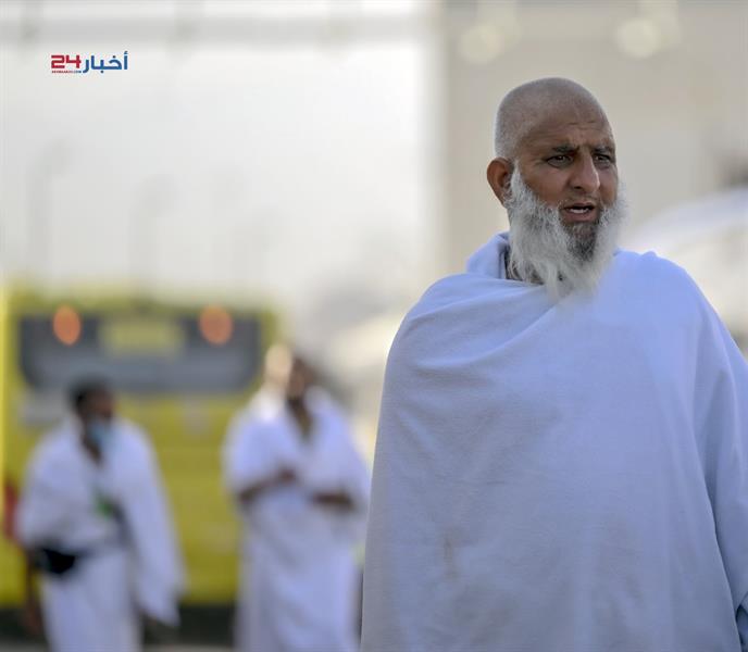 توافد الحجاج إلى مشعر منى لقضاء يوم التروية استعدادا للوقوف بعرفة غدا توافد الحجاج إلى مشعر منى لقضاء يوم التروية استعدادا للوقوف بعرفة غدا