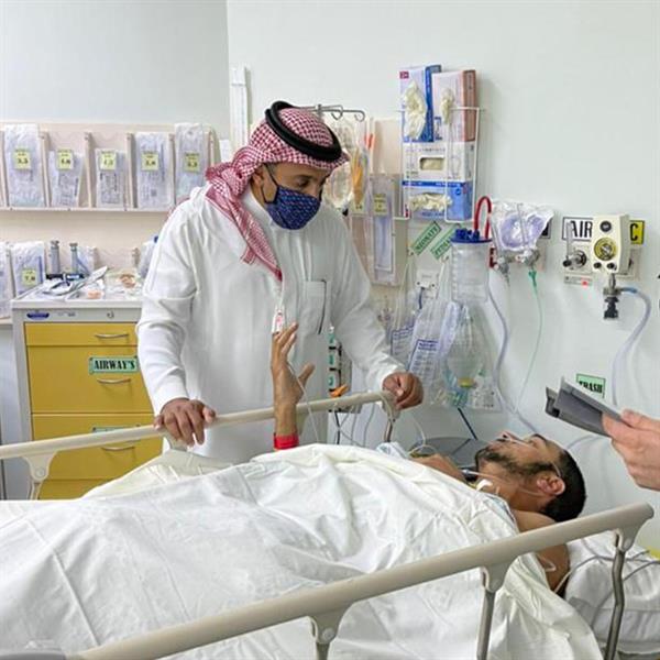 الأمير خالد بن سلطان يزور المتسابقين الذين تعرضوا لحوادث في رالي الشرقية (صور)