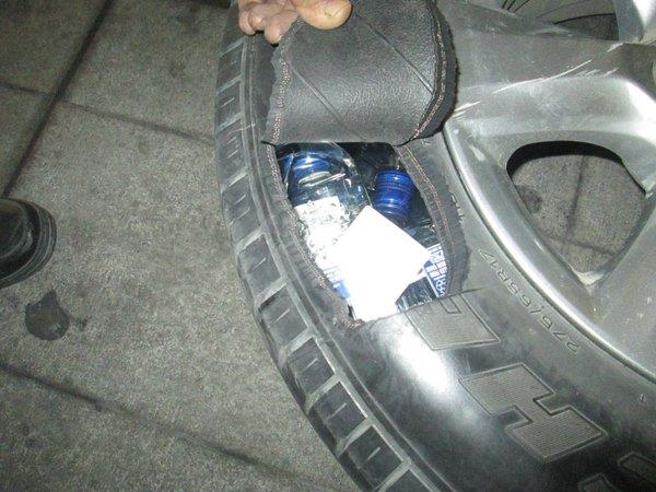 بالصور.. جمرك جسر الملك فهد يُحبط تهريب أكثر من 300 زجاجة خمر