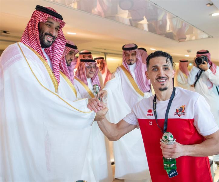 ولي العهد يتوج فريق الهلال بكأس خادم الحرمين