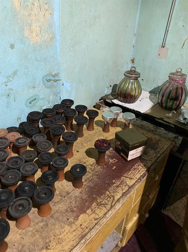 ضبط مقهى بأبها يقدم الشيشة للزبائن داخل غرف مغلقة