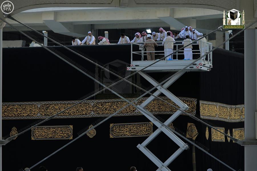 الكعبة المشرفة تكتسي حلتها الجديدة في يوم الوقوف بعرفة