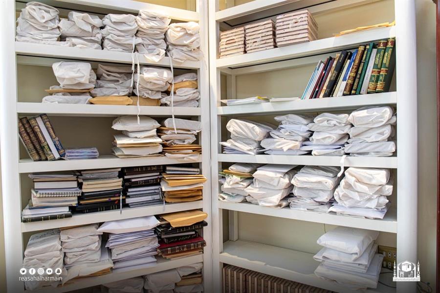 الشيخ صالح بن حميد يزود مكتبة الحرم بـ355 مخطوطة من مكتبة والده