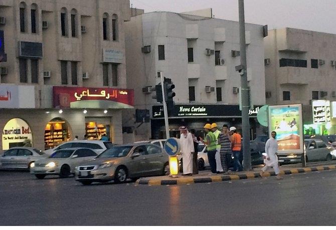 شبان سعوديون يتطوعون لتنظيم المرور