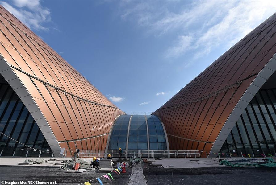 بالفيديو والصور .. الصين تستعد لافتتاح مطار جديد على شكل نجمة البحر لإنعاش السياحة والسفر