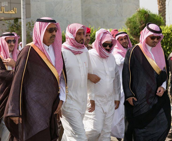 بالصور.. أمير الباحة يتقدم مستقبلي جثمان الشهيد بالصور.. أمير الباحة يتقدم مستقبلي جثمان الشهيد
