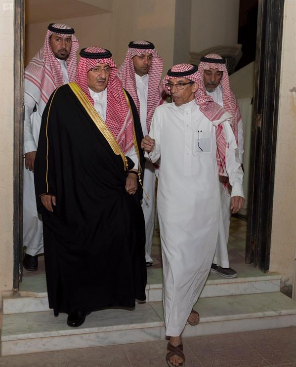 بالصور.. نائب الملك يزور منزل عائلة مدير مرور ضرماء لتقديم واجب العزاء فيه وفي زوجته وابنتيه
